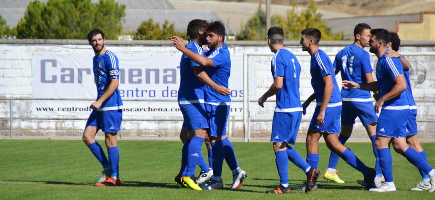 Los jugadores del CD Cuéllar celebran el gol de David ante el Palencia.