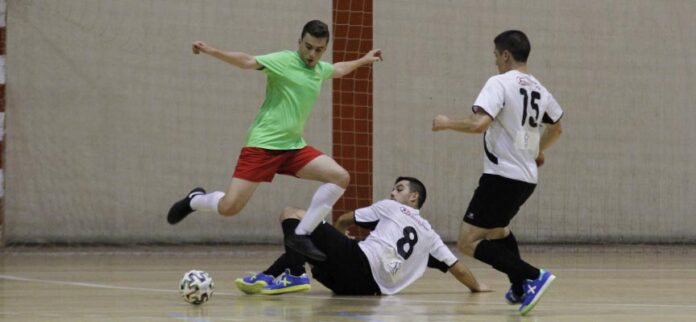 Partido entre el Racing Cuéllar y el Unión Arroyo B disputado en Cuéllar. | Foto: Gabriel Gómez |