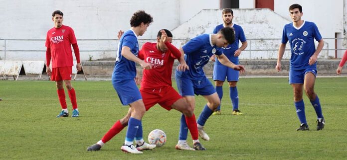 Los jugadores del CD Cuéllar Rubén y Montero presionan a un rival del Abejar. | Foto: Sarahi Quevedo |