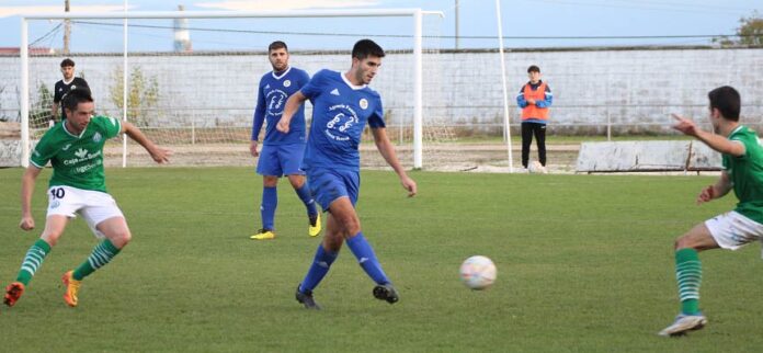 El jugador del CD Cuéllar, Aguado, conduce una jugada ofensiva frente al CD San José.