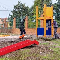 El Ayuntamiento de Cuéllar renueva los juegos de dos parques infantiles