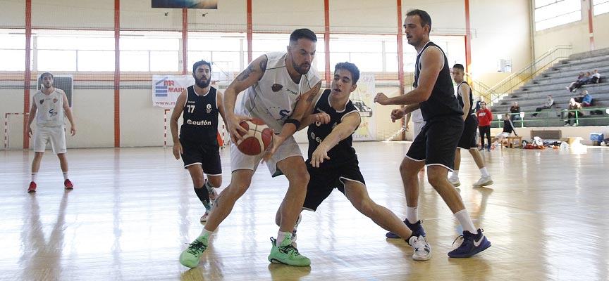 Imagen del derbi entre el Cuéllar Basket y el Baloncesto Cuéllar. | Foto: Gabriel Gómez |