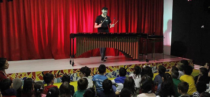 El percusionista Roberto Gascón muestra a alumnos del Colegio San Gil, de Cuéllar, el uso de la marimba dentro del Fun Gil Fest