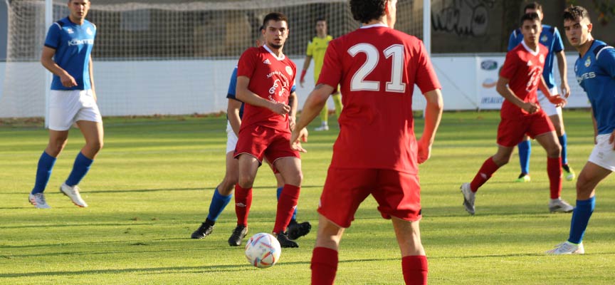 El jugador del CD Cuéllar, Mario, filtra un pase atrás a su compañero Rubén en el partido ante Vilarcayo. | Foto: Sarahi Quevedo |