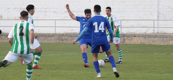 Pablo Lozano, del CD Cuéllar, despeja el balón ante la presión rival. | Foto: Sarahi Quevedo |