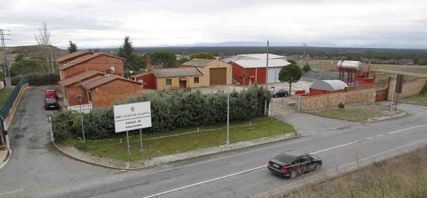 Parque de maquinaria de la Diputación de Segovia situado en la salida de Cuéllar por la carretera de Arévalo. | Foto: Gabriel Gómez |