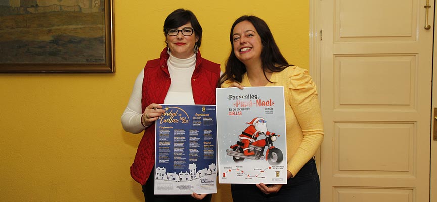 Las concejalas Raquel Gilsanz (izquierda) y Maite Sánchez muestran los carteles de la programación de Navidad 2022/23 de Cuéllar