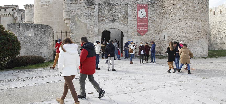 Turistas y visitantes junto a la Oficina de Turismo, en el castillo de Cuéllar.