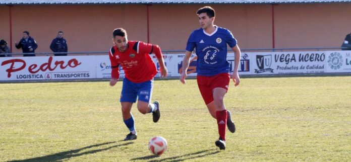 Aguado, del CD Cuéllar, inicia una jugada de ataque. | Foto: Sarahi Quevedo |