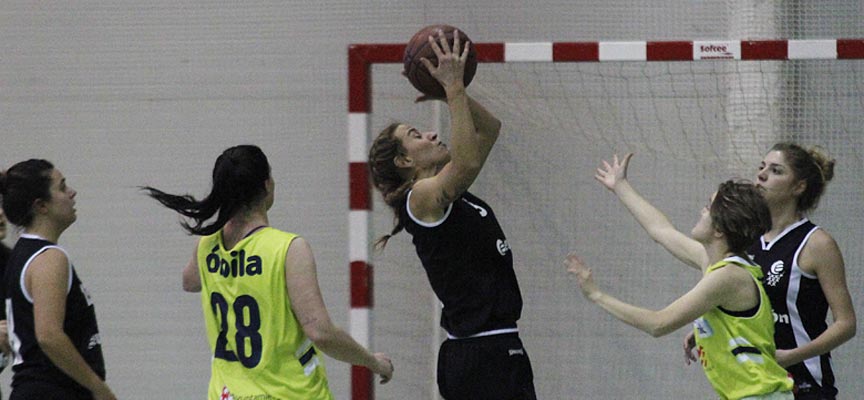 Imagen del partido disputado en Cuéllar entre el sénior femenino del Baloncesto Cuéllar y el Óbila. 
