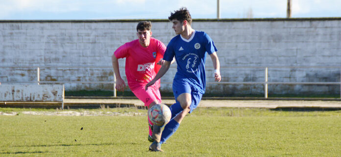 Alberto, del CD Cuéllar, controla el balón en una jugada por banda. Foto: Sarahi Quevedo