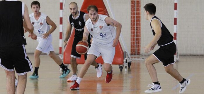 Imagen de un partido duisputado en Cuéllar entre el Cuéllar Basket y el Baloncesto Cuéllar. | Foto: Gabriel Gómez |