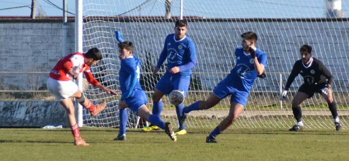 Jon, del Briviesca, dispara entre dos defensores del CD Cuéllar y marca el 0-3. | Foto: Sarahi Quevedo |