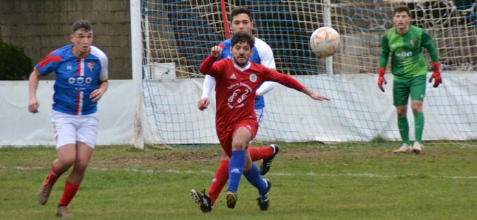 Andrés, del CD Cuéllar, se hace hueco para controlar el balón en el campo del Lerma.