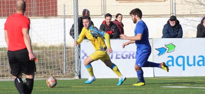 Cáceres, del CD Cuéllar, presiona a un rival del Colegio Diocesanos. | Foto: Sarahi Quevedo |
