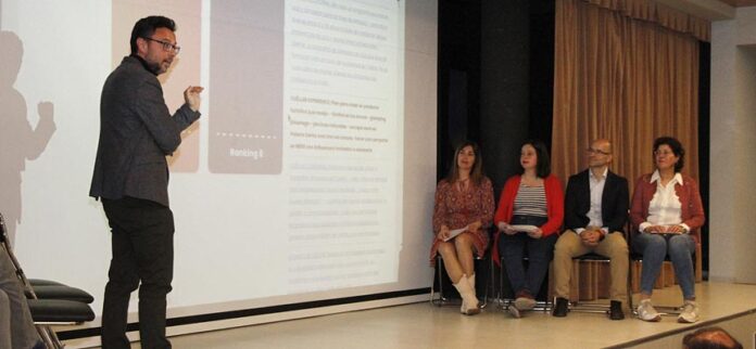 Mesa redonda sobre los resultados de la jornada de innovación en Cuéllar. | Foto: Gabriel Gómez |