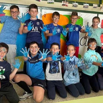 Los alumnos del colegio San Gil se visten de azul para celebrar el Día del Autismo