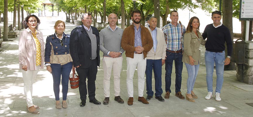 García-Gallardo (centro) posa junto a miembros de la candidatura de Vox a la Alcaldúa de Cuéllar. | Foto: Gabriel Gómez |
