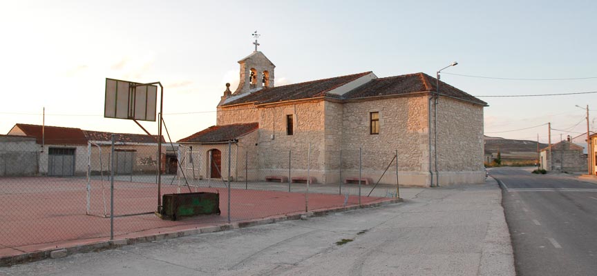 Imagen de archivo de la Iglesia y canchas de Dehesa Mayor. | Foto: Gabriel Gómez |