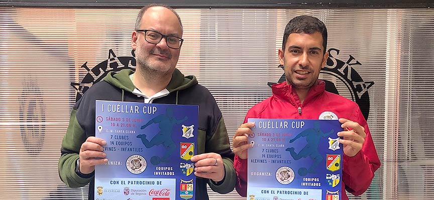 José Luis Fraile (Izquierda), presidente, y Daniel Martín, coordinador de fútbol base del CD Cuéllar, muestran el cartel de la I Cuéllar Cup. | Foto: CD Cuéllar |