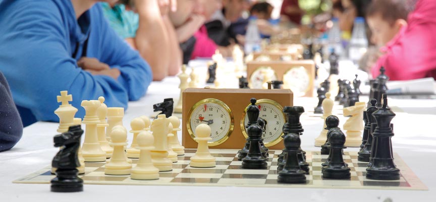 Imagen de un torneo de ajedrez disputado en los Paseos de San Francisco de Cuéllar. | Foto: Gabriel Gómez |