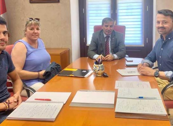 La alcaldesa de Hontalbilla presentó las necesidades de su colegio al delegado territorial de la Junta