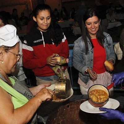 La degustación de patatas con carne puso el broche de oro a las fiestas del barrio de El Salvador