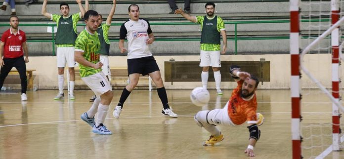 Iván dispara a puerta en el partido disputado en Santa Clara entre el Racing Cuéllar y el Zarzuela del Pinar. | Foto: Gabriel Gómez |