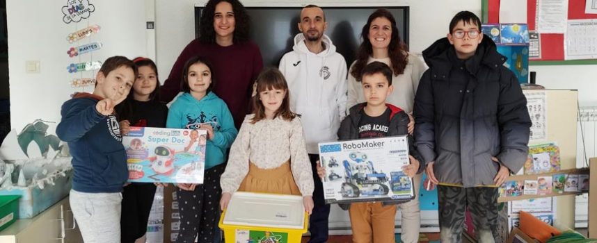 El Racing Cuéllar dona robots educativos valorados en 450 euros al CRA El Olmar