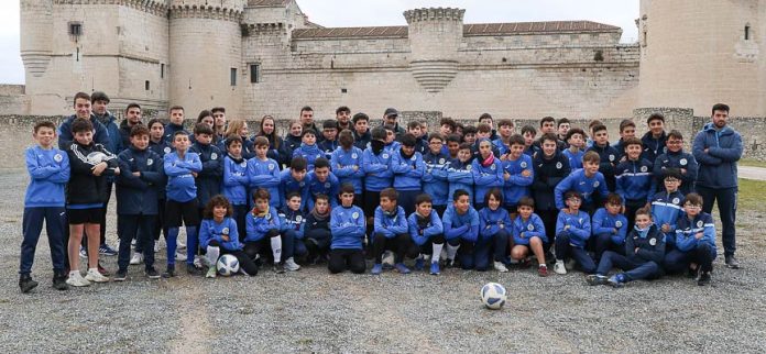 Entrenamiento de varios equipos del CD Cuéllar en la explanada del Castillo. | Foto: Gabriel Gómez |