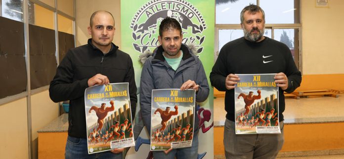Félix González, Manuel Vicente y Jonás Gómez posan con el cartel de la XII Carrera de las Murallas. | Foto: Gabriel Gómez |
