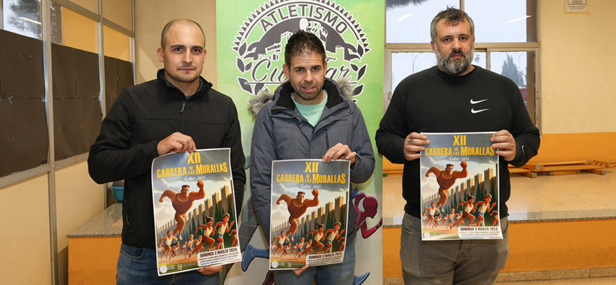 Félix González, Manuel Vicente y Jonás Gómez posan con el cartel de la XII Carrera de las Murallas. | Foto: Gabriel Gómez |