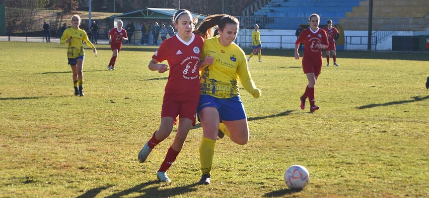 Alba presiona a una rival en el partido del Cd Cuéllar femenino contra el Riazano. | Foto: Jesús Santana |