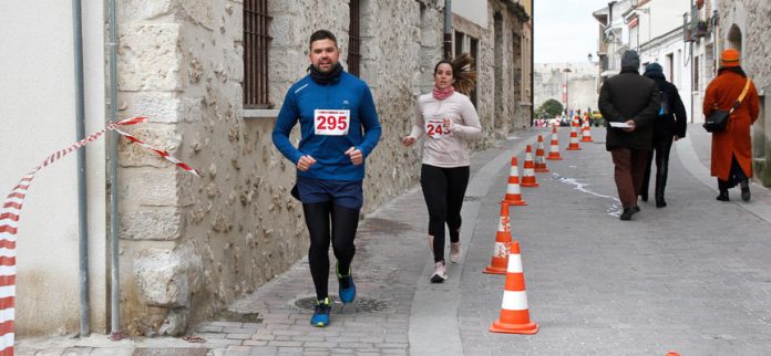 Recorrido delimitado por conos en la calle del Palacio durante una edición anterior de la Carrera de las Murallas. | Foto: Gabriel Gómez |