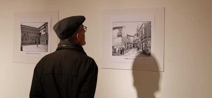 Exposición de fotografías de Manuel Riosalido en al sala Tenerías de Cuéllar. | Foto: Gabriel Gómez |