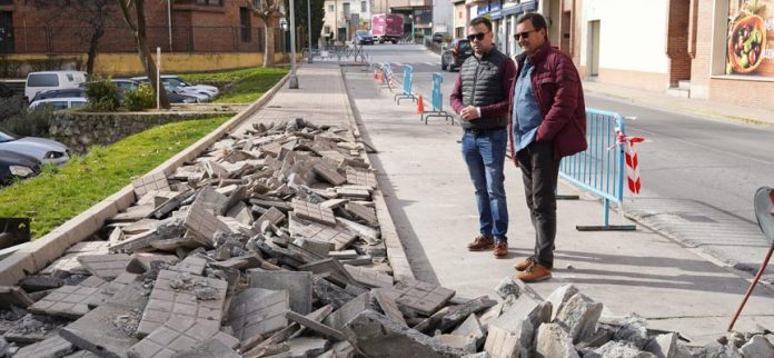 El alcalde de Cuéllar, Carlos Fraile, y el concejal de Urbanismo, Tomás Marcos, inspeccionan la obra en la acera de Gabriel García Márquez. | Foto: Ayuntamiento de Cuéllar |