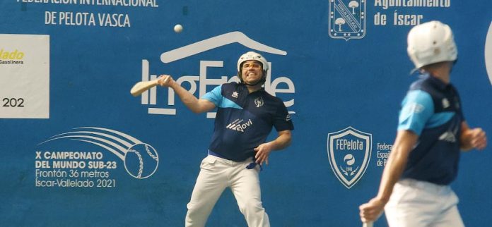 El zaguero del Club Pelota Vallelado, Cholo devuelve una bola en un partido en el frontón de Vallelado. | Foto: Gabriel Gómez |