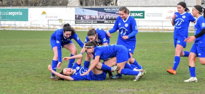Las jugadoras del CD Cuéllar femenino celebran uno de sus goles frente a la Gimnástica Segoviana. | Foto: Jesús Santana |