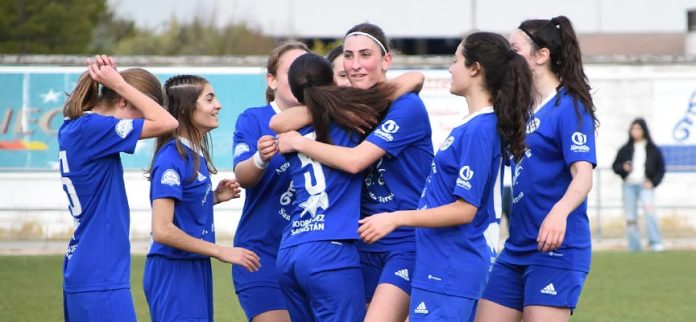 Celebración de un gol en el partido disputado en Cuéllar entre el CD Cuéllar femenino y el Quintanar Palacio B. | Foto: Jesús Santana |