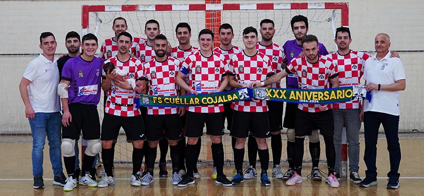El equipo estrenó vestimenta en el día que se cumplían 30 años de la unión de dos clubes que dio lugar al FS Cuéllar-Cojalba. | Foto: Laura Martín |