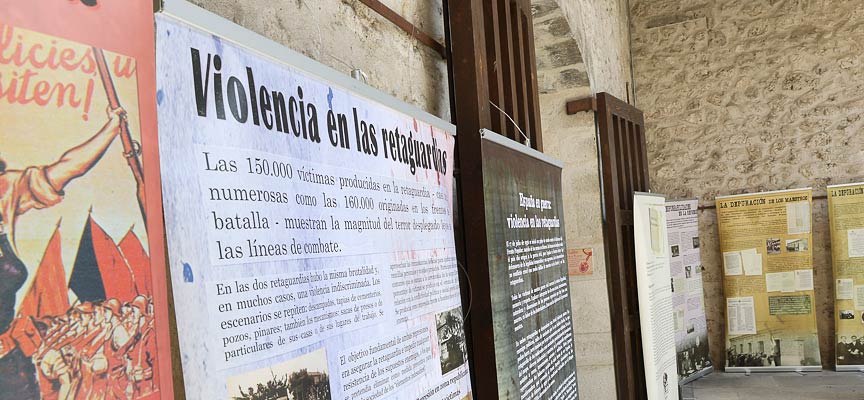 La exposición «Las violencias en las retaguardias durante la Guerra Civil», en el patio del Ayuntamiento de Cuéllar. | Foto: Gabriel Gómez |