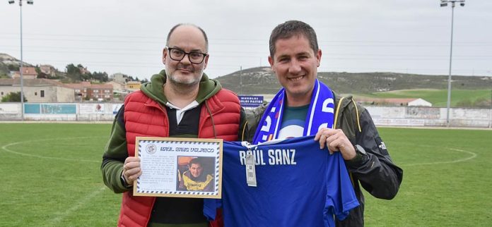Homenaje del CD Cuéllar a Raúl Sanz por su labor en favor del deporte en Cuéllar. | Foto: Rubén de Miguel |