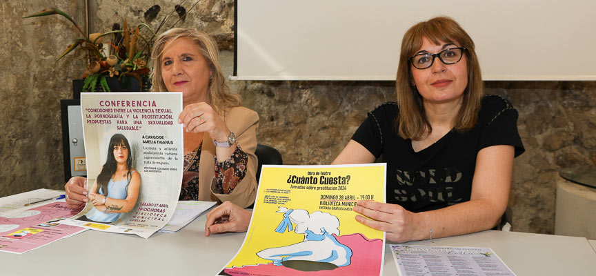 Caridad García (izquierda) y Arancha Sanz presentan los carteles de las cuartas Jornadas sobre Prostitución. | Foto: Gabriel Gómez |