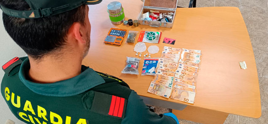 La Guardia Civil incautó drogas, material de preparación y distribución y dinero en efectivo en Vallelado y Remondo. | Foto: Guardia Civil de Segovia |