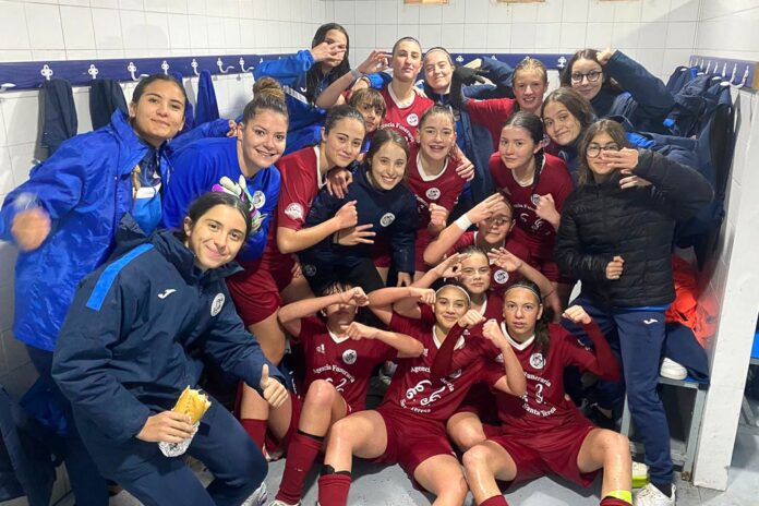 Celebración en el vestuario del triunfo del CD Cuéllar femenino ante el Quintanar B. | Foto: Jesús Santana |