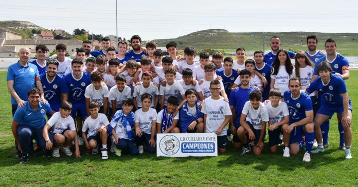 Los conjuntos del CD Cuéllar campeones de Liga 2023-24 posan juntos al equipo sénior. | Foto: Rubén de Miguel |