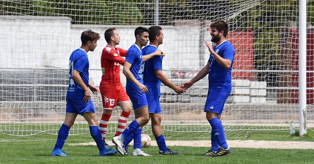Celebración de uno de los goles de Diego para el CD Cuéllar contra el Sporting Villacastín. | Foto: Rubén de Miguel |