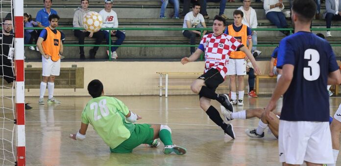 Partido entre el FS Cuéllar Cojalba y el Universidad de Valladolid disputado en Cuéllar. | Foto: Gabriel Gómez |