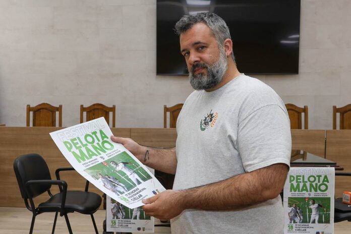 El concejal de Deportes, Jonás Gómez, con el cartel del I Festival Pelota Mano de Cuéllar. | Foto: Gabriel Gómez |