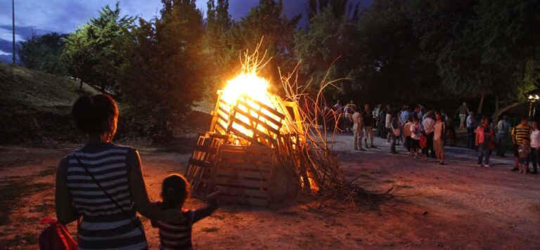 Chocolate, dulzaina y percusión para celebrar la Noche de San Juan en Cuéllar